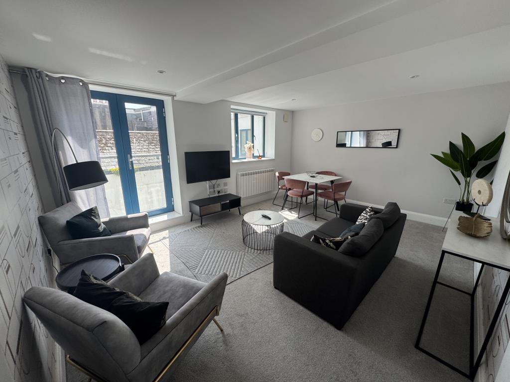 Lot: 87 - A WELL PRESENTED FLAT WITHIN CLOSE PROXIMITY TO TORQUAY HARBOUR - Living room